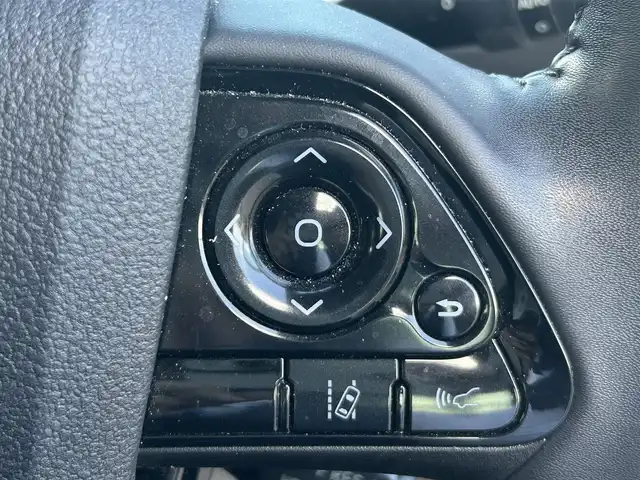 トヨタ プリウス A 岡山県 2019(平31)年 2.7万km ホワイトパールクリスタルシャイン 登録時走行距離26517km/ワンオーナー/純正9インチナビ/フルセグTV(AM/FM/CD/DVD/Bluetooth)/バックカメラ/ビルトインETC/ドライブレコーダー/ヘッドアップディスプレイ/トヨタセーフティセンス/・ブラインドスポットモニター/・レーダークルーズコントロール/・アドバンストパーク/・プリクラッシュセーフティ/・オートマチックハイビーム/・レーントレーシングアシスト/純正フロアマット/15インチ純正AW/レーダー探知機/プッシュスタート/スマートキー×2