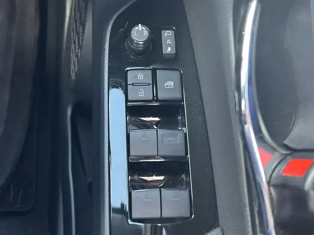 トヨタ プリウス A 岡山県 2019(平31)年 2.7万km ホワイトパールクリスタルシャイン 登録時走行距離26517km/ワンオーナー/純正9インチナビ/フルセグTV(AM/FM/CD/DVD/Bluetooth)/バックカメラ/ビルトインETC/ドライブレコーダー/ヘッドアップディスプレイ/トヨタセーフティセンス/・ブラインドスポットモニター/・レーダークルーズコントロール/・アドバンストパーク/・プリクラッシュセーフティ/・オートマチックハイビーム/・レーントレーシングアシスト/純正フロアマット/15インチ純正AW/レーダー探知機/プッシュスタート/スマートキー×2