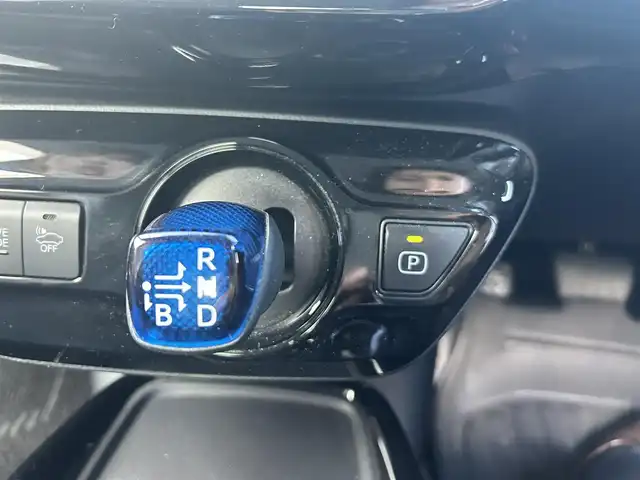 トヨタ プリウス A 岡山県 2019(平31)年 2.7万km ホワイトパールクリスタルシャイン 登録時走行距離26517km/ワンオーナー/純正9インチナビ/フルセグTV(AM/FM/CD/DVD/Bluetooth)/バックカメラ/ビルトインETC/ドライブレコーダー/ヘッドアップディスプレイ/トヨタセーフティセンス/・ブラインドスポットモニター/・レーダークルーズコントロール/・アドバンストパーク/・プリクラッシュセーフティ/・オートマチックハイビーム/・レーントレーシングアシスト/純正フロアマット/15インチ純正AW/レーダー探知機/プッシュスタート/スマートキー×2