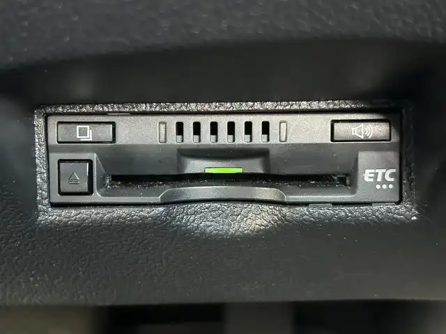 トヨタ プリウス A 岡山県 2019(平31)年 2.7万km ホワイトパールクリスタルシャイン 登録時走行距離26517km/ワンオーナー/純正9インチナビ/フルセグTV(AM/FM/CD/DVD/Bluetooth)/バックカメラ/ビルトインETC/ドライブレコーダー/ヘッドアップディスプレイ/トヨタセーフティセンス/・ブラインドスポットモニター/・レーダークルーズコントロール/・アドバンストパーク/・プリクラッシュセーフティ/・オートマチックハイビーム/・レーントレーシングアシスト/純正フロアマット/15インチ純正AW/レーダー探知機/プッシュスタート/スマートキー×2