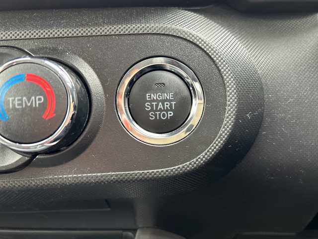 ダイハツ ロッキー X 栃木県 2024(令6)年 2.8万km ナチュラルベージュマイカM ディスプレイオーディオ/バックカメラ/フルセグＴＶ/Ｂｌｕｅｔｏｏｔｈ/ＭＴ付ＡＴ/ＬＥＤライト/オートライト/純正アルミホイール/純正フロアマット/コーナーセンサー/スペアキー/オートエアコン/ABS/横滑り防止機能/盗難防止装置/衝突被害軽減システム