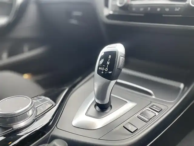 ＢＭＷ １１８ｄ スポーツ 栃木県 2018(平30)年 4.1万km 白 インテリジェントセーフティ /アダプティブクルーズコントロール /アンビエントライト /純正HDDナビ /バックカメラ /ドラレコ /LED　/シートヒーター /Bluetooth　CD DVD USB /ステアリングスイッチ /スペアキー　/保証書 /取扱説明書