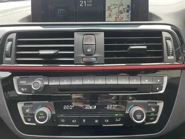 ＢＭＷ １１８ｄ スポーツ 栃木県 2018(平30)年 4.1万km 白 インテリジェントセーフティ /アダプティブクルーズコントロール /アンビエントライト /純正HDDナビ /バックカメラ /ドラレコ /LED　/シートヒーター /Bluetooth　CD DVD USB /ステアリングスイッチ /スペアキー　/保証書 /取扱説明書