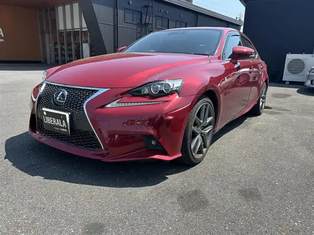 レクサス ＩＳ 300h Fスポーツ 高知県 2013(平25)年 7.3万km レッドマイカクリスタルシャイン 登録時走行距離　72105km/純正ナビ/【CD/DVD/BD/BT/フルセグTV】/バックカメラ/レーダークルーズコントロール/プリクラッシュセーフティ/レーンディバーチャーアラート/ブラインドスポットモニター/横滑り防止/サンルーフ/レザーシート/シートヒーター/シートベンチレーター/パワーシート(メモリ機能有り)/クリアランスソナー/ETC/ドライブレコーダー/パドルシフト/オートワイパー/オートライト/純正LEDライト/フォグランプ/スマートキー/プッシュスタート/アイドリングストップ/純正アルミホイール 19インチ/ドアバイザー/ウインカーミラー/純正フロアマット/スペアキー×2【スマートキー、カードキー】/新車時整備手帳（保証書）/取扱説明書
