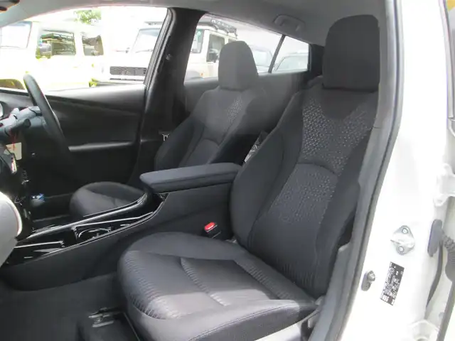 トヨタ プリウス S ツーリングセレクション 千葉県 2018(平30)年 1.5万km アティチュードブラックマイカ/ホワイトパールクリスタルシャイン ワンオーナー/ツートーンカラー/純正９インチナビ、フルセグTV/バックカメラ/オーディオ【CD/DVD/SD/BT/USB】/プリクラッシュセーフティ/レーンディパーチャーアラート/クリアランスソナー/レーダークルーズコントロール/LEDヘッドライト&LEDフォグ/純正17インチアルミホイール/オートライト/オートハイビーム/純正ドライブレコーダー&ビルトインETC/革巻きステアリング/エンジンプッシュスタート/保証書/取扱説明書/スペアスマートキー/記録簿R1.2.3.4.5年度有り