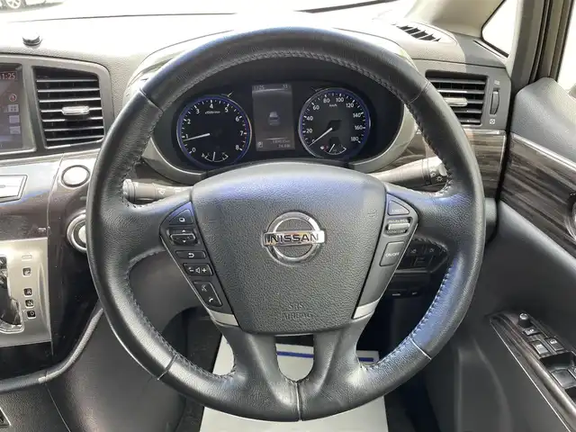日産 エルグランド 250ハイウェイスター 宮城県 2015(平27)年 13.9万km ファントムブラック (株)IDOMが運営する【じしゃロン仙台店】の自社ローン専用車両になりますこちらは現金またはオートローンご利用時の価格です。自社ローンご希望の方は別途その旨お申付け下さい/純正ナビ/両側パワースライドドア/フリップダウンモニター/アラウンドビューモニター/ハーフレザーシート/シートヒーター/ETC
