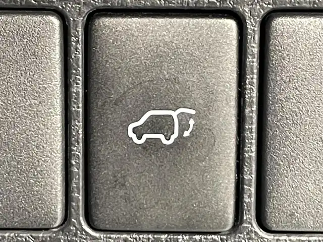 トヨタ ハリアー プレミアム 愛知県 2017(平29)年 8.1万km ホワイトパールクリスタルシャイン アルパイン９インチナビ/プリクラッシュセーフティ/レーダークルーズコントロール/車線逸脱警報/クリアランスソナー/先行車発進告知/パワーバックドア/パワーシート/ハーフレザー/バックカメラ/ビルトインＥＴＣ/ＩＳＯＦＩＸ/LEDヘッドライト/純正フロアマット/純正18インチアルミホイール