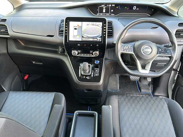 日産 セレナ e－パワー ハイウェイスター V 福岡県 2021(令3)年 5.2万km ブリリアントホワイトパール 純正ディーラー10インチナビ/　（AM/FM/CD/DVD/Blu-ray/SD/SD REC/USB/BT/フルセグ）/純正11インチフリップダウンモニター/プロパイロット/全方位カメラ/純正ドライブレコーダー（前方のみ）/純正ETC/BSM/両側パワースライドドア/ハンズフリースライドドア/電動パーキングブレーキ/オートホールド/インテリジェントルームミラー/後席サンシェード/電格ミラー/社外アルミ付きスタッドレスタイヤ有り（195/65/15)/ステアリングスィッチ/ドアバイザー/オートライト/オートマチックハイビーム/LEDヘッドライト/フォグランプ/プッシュスタート