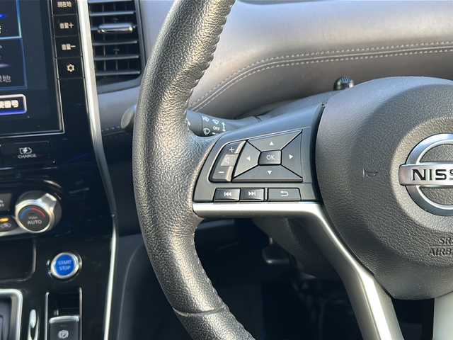 日産 セレナ e－パワー ハイウェイスター V 福岡県 2021(令3)年 5.2万km ブリリアントホワイトパール 純正ディーラー10インチナビ/　（AM/FM/CD/DVD/Blu-ray/SD/SD REC/USB/BT/フルセグ）/純正11インチフリップダウンモニター/プロパイロット/全方位カメラ/純正ドライブレコーダー（前方のみ）/純正ETC/BSM/両側パワースライドドア/ハンズフリースライドドア/電動パーキングブレーキ/オートホールド/インテリジェントルームミラー/後席サンシェード/電格ミラー/社外アルミ付きスタッドレスタイヤ有り（195/65/15)/ステアリングスィッチ/ドアバイザー/オートライト/オートマチックハイビーム/LEDヘッドライト/フォグランプ/プッシュスタート