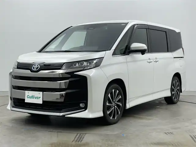 トヨタ ノア ハイブリッド S－Z 岡山県 2022(令4)年 5.3万km ホワイトパールクリスタルシャイン 純正10.5インチディスプレイオーディオ/ナビ/Bluetooth/地デジ/USB/DVD/CD/純正14インチフリップダウンモニター/V14T-R72R/バックカメラ/ビルトインETC2.0/両側パワースライドドア/セーフティセンス /・プリクラッシュセーフティ/・レーンキープアシスト/・オートハイビーム /レーダークルーズコントロール/前後ドラレコ /HDMI接続/AC100V電源/オートホールド /シートヒーター/純正フロアマット