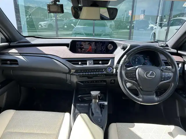 レクサス ＵＸ 250h バージョンL 香川県 2020(令2)年 3.9万km ソニッククォーツ 登録時走行距離38821km/サンルーフ/純正10.3型SDナビ/（Bluetooth/DVD/USB/AUX/MSV）/フルセグTV（走行中視聴可能）/バックカメラ/前後ドライブレコーダー【ZDR-035】/Lexus Safety System +/・プリクラッシュセーフティ/・レーンディパーチャーアラート＆キーピングシステム/・オートマチック＆アダプティブハイビームシステム/・アダプティブクルーズコントロール/・ロードサインアシスト/ブラインドスポットモニター/クリアランスソナー/パワーバックドア/白革シート/前席ベンチレーション（ヒーター/クーラー）/前席パワーシート/運転席メモリー機能/革巻きステアリング/ステアリングヒーター/ステアリングスイッチ/3眼LEDヘッドライト/LEDフォグライト/ヘッドライトウォッシャー/電動パーキングブレーキ/オートブレーキホールド/レーダー探知機【ALPHA-D1V】/純正ビルトインETC2.0/純正18インチアルミホール/純正トノカバー/フロアマット/ドアバイザー/オート開閉機能付電動格納ミラー/ISOFIX
