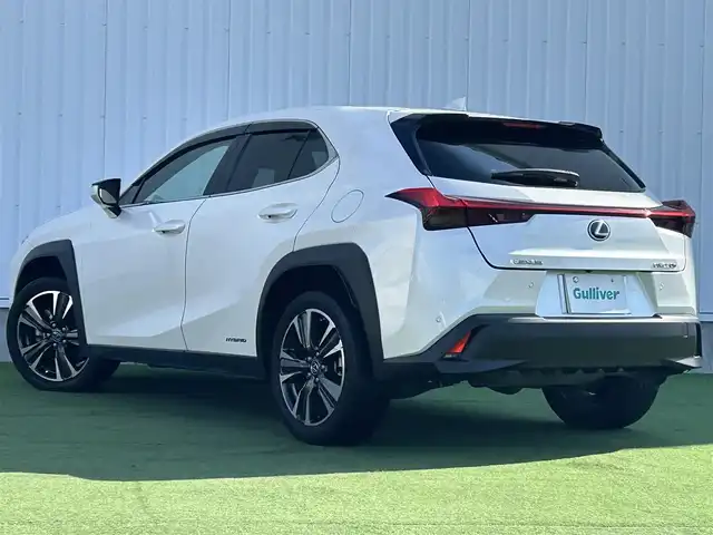 レクサス ＵＸ 250h バージョンL 香川県 2020(令2)年 3.9万km ソニッククォーツ 登録時走行距離38821km/サンルーフ/純正10.3型SDナビ/（Bluetooth/DVD/USB/AUX/MSV）/フルセグTV（走行中視聴可能）/バックカメラ/前後ドライブレコーダー【ZDR-035】/Lexus Safety System +/・プリクラッシュセーフティ/・レーンディパーチャーアラート＆キーピングシステム/・オートマチック＆アダプティブハイビームシステム/・アダプティブクルーズコントロール/・ロードサインアシスト/ブラインドスポットモニター/クリアランスソナー/パワーバックドア/白革シート/前席ベンチレーション（ヒーター/クーラー）/前席パワーシート/運転席メモリー機能/革巻きステアリング/ステアリングヒーター/ステアリングスイッチ/3眼LEDヘッドライト/LEDフォグライト/ヘッドライトウォッシャー/電動パーキングブレーキ/オートブレーキホールド/レーダー探知機【ALPHA-D1V】/純正ビルトインETC2.0/純正18インチアルミホール/純正トノカバー/フロアマット/ドアバイザー/オート開閉機能付電動格納ミラー/ISOFIX