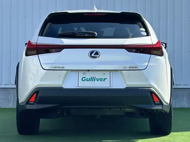 レクサス ＵＸ 250h バージョンL 香川県 2020(令2)年 3.9万km ソニッククォーツ 登録時走行距離38821km/サンルーフ/純正10.3型SDナビ/（Bluetooth/DVD/USB/AUX/MSV）/フルセグTV（走行中視聴可能）/バックカメラ/前後ドライブレコーダー【ZDR-035】/Lexus Safety System +/・プリクラッシュセーフティ/・レーンディパーチャーアラート＆キーピングシステム/・オートマチック＆アダプティブハイビームシステム/・アダプティブクルーズコントロール/・ロードサインアシスト/ブラインドスポットモニター/クリアランスソナー/パワーバックドア/白革シート/前席ベンチレーション（ヒーター/クーラー）/前席パワーシート/運転席メモリー機能/革巻きステアリング/ステアリングヒーター/ステアリングスイッチ/3眼LEDヘッドライト/LEDフォグライト/ヘッドライトウォッシャー/電動パーキングブレーキ/オートブレーキホールド/レーダー探知機【ALPHA-D1V】/純正ビルトインETC2.0/純正18インチアルミホール/純正トノカバー/フロアマット/ドアバイザー/オート開閉機能付電動格納ミラー/ISOFIX