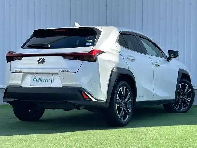 レクサス ＵＸ 250h バージョンL 香川県 2020(令2)年 3.9万km ソニッククォーツ 登録時走行距離38821km/サンルーフ/純正10.3型SDナビ/（Bluetooth/DVD/USB/AUX/MSV）/フルセグTV（走行中視聴可能）/バックカメラ/前後ドライブレコーダー【ZDR-035】/Lexus Safety System +/・プリクラッシュセーフティ/・レーンディパーチャーアラート＆キーピングシステム/・オートマチック＆アダプティブハイビームシステム/・アダプティブクルーズコントロール/・ロードサインアシスト/ブラインドスポットモニター/クリアランスソナー/パワーバックドア/白革シート/前席ベンチレーション（ヒーター/クーラー）/前席パワーシート/運転席メモリー機能/革巻きステアリング/ステアリングヒーター/ステアリングスイッチ/3眼LEDヘッドライト/LEDフォグライト/ヘッドライトウォッシャー/電動パーキングブレーキ/オートブレーキホールド/レーダー探知機【ALPHA-D1V】/純正ビルトインETC2.0/純正18インチアルミホール/純正トノカバー/フロアマット/ドアバイザー/オート開閉機能付電動格納ミラー/ISOFIX