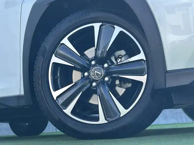 レクサス ＵＸ 250h バージョンL 香川県 2020(令2)年 3.9万km ソニッククォーツ 登録時走行距離38821km/サンルーフ/純正10.3型SDナビ/（Bluetooth/DVD/USB/AUX/MSV）/フルセグTV（走行中視聴可能）/バックカメラ/前後ドライブレコーダー【ZDR-035】/Lexus Safety System +/・プリクラッシュセーフティ/・レーンディパーチャーアラート＆キーピングシステム/・オートマチック＆アダプティブハイビームシステム/・アダプティブクルーズコントロール/・ロードサインアシスト/ブラインドスポットモニター/クリアランスソナー/パワーバックドア/白革シート/前席ベンチレーション（ヒーター/クーラー）/前席パワーシート/運転席メモリー機能/革巻きステアリング/ステアリングヒーター/ステアリングスイッチ/3眼LEDヘッドライト/LEDフォグライト/ヘッドライトウォッシャー/電動パーキングブレーキ/オートブレーキホールド/レーダー探知機【ALPHA-D1V】/純正ビルトインETC2.0/純正18インチアルミホール/純正トノカバー/フロアマット/ドアバイザー/オート開閉機能付電動格納ミラー/ISOFIX