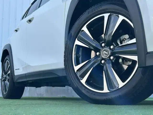 レクサス ＵＸ 250h バージョンL 香川県 2020(令2)年 3.9万km ソニッククォーツ 登録時走行距離38821km/サンルーフ/純正10.3型SDナビ/（Bluetooth/DVD/USB/AUX/MSV）/フルセグTV（走行中視聴可能）/バックカメラ/前後ドライブレコーダー【ZDR-035】/Lexus Safety System +/・プリクラッシュセーフティ/・レーンディパーチャーアラート＆キーピングシステム/・オートマチック＆アダプティブハイビームシステム/・アダプティブクルーズコントロール/・ロードサインアシスト/ブラインドスポットモニター/クリアランスソナー/パワーバックドア/白革シート/前席ベンチレーション（ヒーター/クーラー）/前席パワーシート/運転席メモリー機能/革巻きステアリング/ステアリングヒーター/ステアリングスイッチ/3眼LEDヘッドライト/LEDフォグライト/ヘッドライトウォッシャー/電動パーキングブレーキ/オートブレーキホールド/レーダー探知機【ALPHA-D1V】/純正ビルトインETC2.0/純正18インチアルミホール/純正トノカバー/フロアマット/ドアバイザー/オート開閉機能付電動格納ミラー/ISOFIX