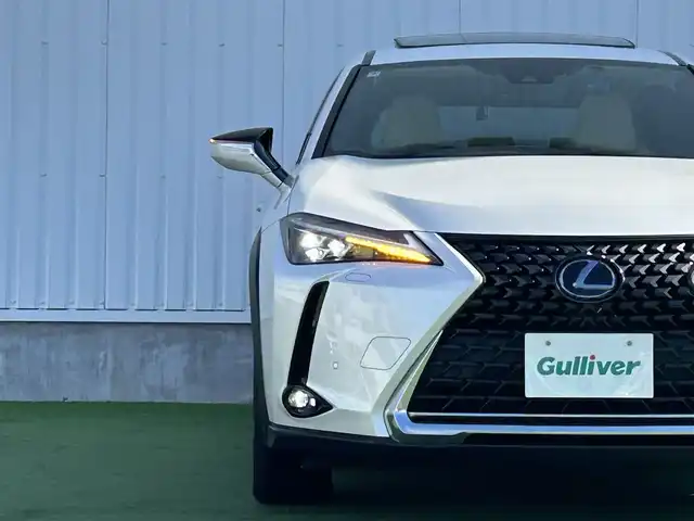 レクサス ＵＸ 250h バージョンL 香川県 2020(令2)年 3.9万km ソニッククォーツ 登録時走行距離38821km/サンルーフ/純正10.3型SDナビ/（Bluetooth/DVD/USB/AUX/MSV）/フルセグTV（走行中視聴可能）/バックカメラ/前後ドライブレコーダー【ZDR-035】/Lexus Safety System +/・プリクラッシュセーフティ/・レーンディパーチャーアラート＆キーピングシステム/・オートマチック＆アダプティブハイビームシステム/・アダプティブクルーズコントロール/・ロードサインアシスト/ブラインドスポットモニター/クリアランスソナー/パワーバックドア/白革シート/前席ベンチレーション（ヒーター/クーラー）/前席パワーシート/運転席メモリー機能/革巻きステアリング/ステアリングヒーター/ステアリングスイッチ/3眼LEDヘッドライト/LEDフォグライト/ヘッドライトウォッシャー/電動パーキングブレーキ/オートブレーキホールド/レーダー探知機【ALPHA-D1V】/純正ビルトインETC2.0/純正18インチアルミホール/純正トノカバー/フロアマット/ドアバイザー/オート開閉機能付電動格納ミラー/ISOFIX