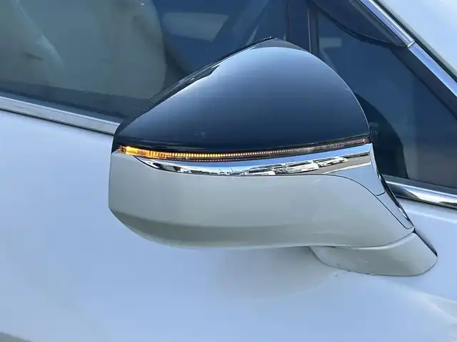 レクサス ＵＸ 250h バージョンL 香川県 2020(令2)年 3.9万km ソニッククォーツ 登録時走行距離38821km/サンルーフ/純正10.3型SDナビ/（Bluetooth/DVD/USB/AUX/MSV）/フルセグTV（走行中視聴可能）/バックカメラ/前後ドライブレコーダー【ZDR-035】/Lexus Safety System +/・プリクラッシュセーフティ/・レーンディパーチャーアラート＆キーピングシステム/・オートマチック＆アダプティブハイビームシステム/・アダプティブクルーズコントロール/・ロードサインアシスト/ブラインドスポットモニター/クリアランスソナー/パワーバックドア/白革シート/前席ベンチレーション（ヒーター/クーラー）/前席パワーシート/運転席メモリー機能/革巻きステアリング/ステアリングヒーター/ステアリングスイッチ/3眼LEDヘッドライト/LEDフォグライト/ヘッドライトウォッシャー/電動パーキングブレーキ/オートブレーキホールド/レーダー探知機【ALPHA-D1V】/純正ビルトインETC2.0/純正18インチアルミホール/純正トノカバー/フロアマット/ドアバイザー/オート開閉機能付電動格納ミラー/ISOFIX