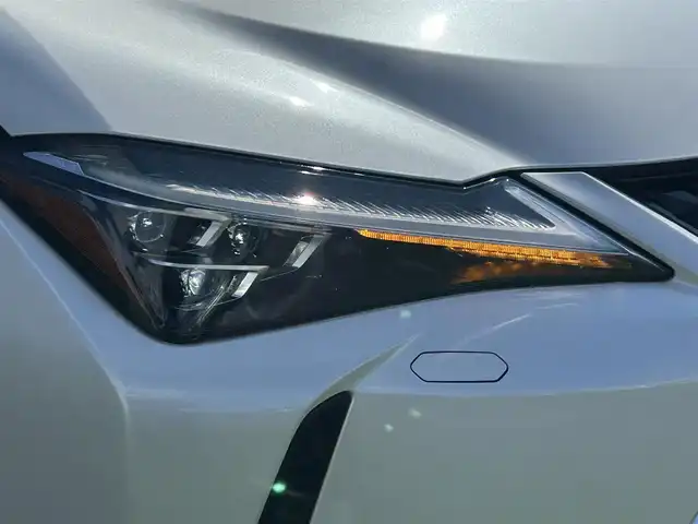 レクサス ＵＸ 250h バージョンL 香川県 2020(令2)年 3.9万km ソニッククォーツ 登録時走行距離38821km/サンルーフ/純正10.3型SDナビ/（Bluetooth/DVD/USB/AUX/MSV）/フルセグTV（走行中視聴可能）/バックカメラ/前後ドライブレコーダー【ZDR-035】/Lexus Safety System +/・プリクラッシュセーフティ/・レーンディパーチャーアラート＆キーピングシステム/・オートマチック＆アダプティブハイビームシステム/・アダプティブクルーズコントロール/・ロードサインアシスト/ブラインドスポットモニター/クリアランスソナー/パワーバックドア/白革シート/前席ベンチレーション（ヒーター/クーラー）/前席パワーシート/運転席メモリー機能/革巻きステアリング/ステアリングヒーター/ステアリングスイッチ/3眼LEDヘッドライト/LEDフォグライト/ヘッドライトウォッシャー/電動パーキングブレーキ/オートブレーキホールド/レーダー探知機【ALPHA-D1V】/純正ビルトインETC2.0/純正18インチアルミホール/純正トノカバー/フロアマット/ドアバイザー/オート開閉機能付電動格納ミラー/ISOFIX