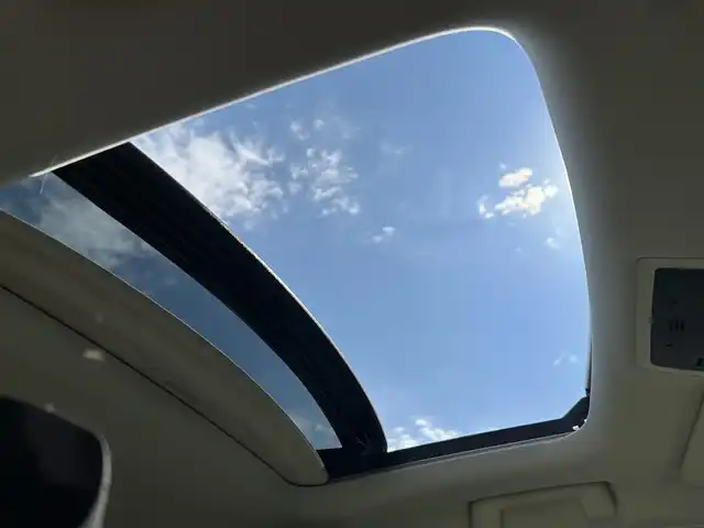 レクサス ＵＸ 250h バージョンL 香川県 2020(令2)年 3.9万km ソニッククォーツ 登録時走行距離38821km/サンルーフ/純正10.3型SDナビ/（Bluetooth/DVD/USB/AUX/MSV）/フルセグTV（走行中視聴可能）/バックカメラ/前後ドライブレコーダー【ZDR-035】/Lexus Safety System +/・プリクラッシュセーフティ/・レーンディパーチャーアラート＆キーピングシステム/・オートマチック＆アダプティブハイビームシステム/・アダプティブクルーズコントロール/・ロードサインアシスト/ブラインドスポットモニター/クリアランスソナー/パワーバックドア/白革シート/前席ベンチレーション（ヒーター/クーラー）/前席パワーシート/運転席メモリー機能/革巻きステアリング/ステアリングヒーター/ステアリングスイッチ/3眼LEDヘッドライト/LEDフォグライト/ヘッドライトウォッシャー/電動パーキングブレーキ/オートブレーキホールド/レーダー探知機【ALPHA-D1V】/純正ビルトインETC2.0/純正18インチアルミホール/純正トノカバー/フロアマット/ドアバイザー/オート開閉機能付電動格納ミラー/ISOFIX