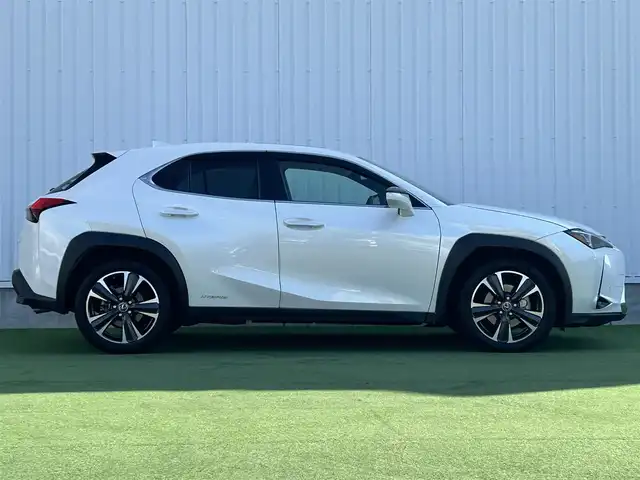 レクサス ＵＸ 250h バージョンL 香川県 2020(令2)年 3.9万km ソニッククォーツ 登録時走行距離38821km/サンルーフ/純正10.3型SDナビ/（Bluetooth/DVD/USB/AUX/MSV）/フルセグTV（走行中視聴可能）/バックカメラ/前後ドライブレコーダー【ZDR-035】/Lexus Safety System +/・プリクラッシュセーフティ/・レーンディパーチャーアラート＆キーピングシステム/・オートマチック＆アダプティブハイビームシステム/・アダプティブクルーズコントロール/・ロードサインアシスト/ブラインドスポットモニター/クリアランスソナー/パワーバックドア/白革シート/前席ベンチレーション（ヒーター/クーラー）/前席パワーシート/運転席メモリー機能/革巻きステアリング/ステアリングヒーター/ステアリングスイッチ/3眼LEDヘッドライト/LEDフォグライト/ヘッドライトウォッシャー/電動パーキングブレーキ/オートブレーキホールド/レーダー探知機【ALPHA-D1V】/純正ビルトインETC2.0/純正18インチアルミホール/純正トノカバー/フロアマット/ドアバイザー/オート開閉機能付電動格納ミラー/ISOFIX