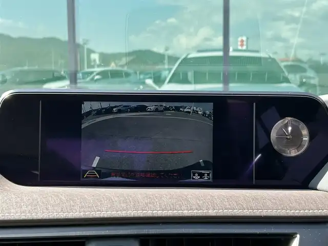 レクサス ＵＸ 250h バージョンL 香川県 2020(令2)年 3.9万km ソニッククォーツ 登録時走行距離38821km/サンルーフ/純正10.3型SDナビ/（Bluetooth/DVD/USB/AUX/MSV）/フルセグTV（走行中視聴可能）/バックカメラ/前後ドライブレコーダー【ZDR-035】/Lexus Safety System +/・プリクラッシュセーフティ/・レーンディパーチャーアラート＆キーピングシステム/・オートマチック＆アダプティブハイビームシステム/・アダプティブクルーズコントロール/・ロードサインアシスト/ブラインドスポットモニター/クリアランスソナー/パワーバックドア/白革シート/前席ベンチレーション（ヒーター/クーラー）/前席パワーシート/運転席メモリー機能/革巻きステアリング/ステアリングヒーター/ステアリングスイッチ/3眼LEDヘッドライト/LEDフォグライト/ヘッドライトウォッシャー/電動パーキングブレーキ/オートブレーキホールド/レーダー探知機【ALPHA-D1V】/純正ビルトインETC2.0/純正18インチアルミホール/純正トノカバー/フロアマット/ドアバイザー/オート開閉機能付電動格納ミラー/ISOFIX