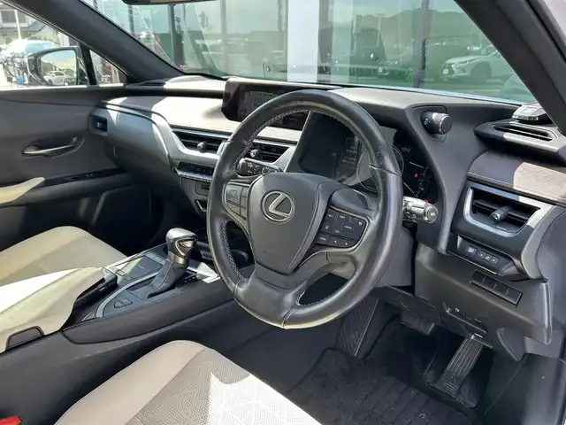 レクサス ＵＸ 250h バージョンL 香川県 2020(令2)年 3.9万km ソニッククォーツ 登録時走行距離38821km/サンルーフ/純正10.3型SDナビ/（Bluetooth/DVD/USB/AUX/MSV）/フルセグTV（走行中視聴可能）/バックカメラ/前後ドライブレコーダー【ZDR-035】/Lexus Safety System +/・プリクラッシュセーフティ/・レーンディパーチャーアラート＆キーピングシステム/・オートマチック＆アダプティブハイビームシステム/・アダプティブクルーズコントロール/・ロードサインアシスト/ブラインドスポットモニター/クリアランスソナー/パワーバックドア/白革シート/前席ベンチレーション（ヒーター/クーラー）/前席パワーシート/運転席メモリー機能/革巻きステアリング/ステアリングヒーター/ステアリングスイッチ/3眼LEDヘッドライト/LEDフォグライト/ヘッドライトウォッシャー/電動パーキングブレーキ/オートブレーキホールド/レーダー探知機【ALPHA-D1V】/純正ビルトインETC2.0/純正18インチアルミホール/純正トノカバー/フロアマット/ドアバイザー/オート開閉機能付電動格納ミラー/ISOFIX