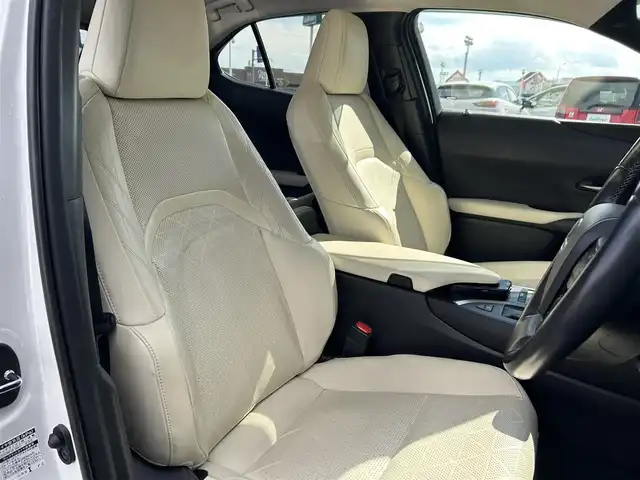 レクサス ＵＸ 250h バージョンL 香川県 2020(令2)年 3.9万km ソニッククォーツ 登録時走行距離38821km/サンルーフ/純正10.3型SDナビ/（Bluetooth/DVD/USB/AUX/MSV）/フルセグTV（走行中視聴可能）/バックカメラ/前後ドライブレコーダー【ZDR-035】/Lexus Safety System +/・プリクラッシュセーフティ/・レーンディパーチャーアラート＆キーピングシステム/・オートマチック＆アダプティブハイビームシステム/・アダプティブクルーズコントロール/・ロードサインアシスト/ブラインドスポットモニター/クリアランスソナー/パワーバックドア/白革シート/前席ベンチレーション（ヒーター/クーラー）/前席パワーシート/運転席メモリー機能/革巻きステアリング/ステアリングヒーター/ステアリングスイッチ/3眼LEDヘッドライト/LEDフォグライト/ヘッドライトウォッシャー/電動パーキングブレーキ/オートブレーキホールド/レーダー探知機【ALPHA-D1V】/純正ビルトインETC2.0/純正18インチアルミホール/純正トノカバー/フロアマット/ドアバイザー/オート開閉機能付電動格納ミラー/ISOFIX