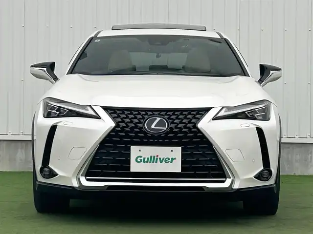 レクサス ＵＸ 250h バージョンL 香川県 2020(令2)年 3.9万km ソニッククォーツ 登録時走行距離38821km/サンルーフ/純正10.3型SDナビ/（Bluetooth/DVD/USB/AUX/MSV）/フルセグTV（走行中視聴可能）/バックカメラ/前後ドライブレコーダー【ZDR-035】/Lexus Safety System +/・プリクラッシュセーフティ/・レーンディパーチャーアラート＆キーピングシステム/・オートマチック＆アダプティブハイビームシステム/・アダプティブクルーズコントロール/・ロードサインアシスト/ブラインドスポットモニター/クリアランスソナー/パワーバックドア/白革シート/前席ベンチレーション（ヒーター/クーラー）/前席パワーシート/運転席メモリー機能/革巻きステアリング/ステアリングヒーター/ステアリングスイッチ/3眼LEDヘッドライト/LEDフォグライト/ヘッドライトウォッシャー/電動パーキングブレーキ/オートブレーキホールド/レーダー探知機【ALPHA-D1V】/純正ビルトインETC2.0/純正18インチアルミホール/純正トノカバー/フロアマット/ドアバイザー/オート開閉機能付電動格納ミラー/ISOFIX