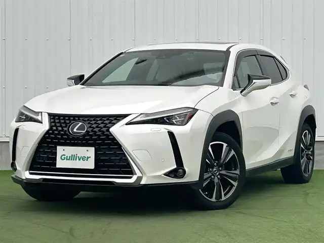 レクサス ＵＸ 250h バージョンL 香川県 2020(令2)年 3.9万km ソニッククォーツ 登録時走行距離38821km/サンルーフ/純正10.3型SDナビ/（Bluetooth/DVD/USB/AUX/MSV）/フルセグTV（走行中視聴可能）/バックカメラ/前後ドライブレコーダー【ZDR-035】/Lexus Safety System +/・プリクラッシュセーフティ/・レーンディパーチャーアラート＆キーピングシステム/・オートマチック＆アダプティブハイビームシステム/・アダプティブクルーズコントロール/・ロードサインアシスト/ブラインドスポットモニター/クリアランスソナー/パワーバックドア/白革シート/前席ベンチレーション（ヒーター/クーラー）/前席パワーシート/運転席メモリー機能/革巻きステアリング/ステアリングヒーター/ステアリングスイッチ/3眼LEDヘッドライト/LEDフォグライト/ヘッドライトウォッシャー/電動パーキングブレーキ/オートブレーキホールド/レーダー探知機【ALPHA-D1V】/純正ビルトインETC2.0/純正18インチアルミホール/純正トノカバー/フロアマット/ドアバイザー/オート開閉機能付電動格納ミラー/ISOFIX