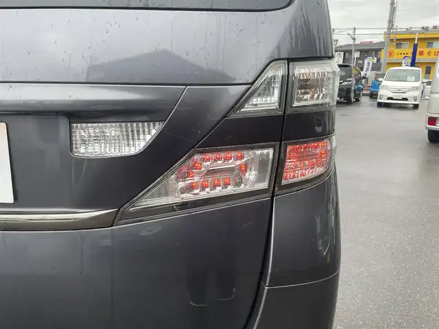 トヨタ ヴェルファイア 2．4Z プラチナセレクションⅡ 和歌山県 2010(平22)年 10.1万km グレーメタリック (株)IDOMが運営する【じしゃロン和歌山店】の自社ローン専用車両になります。こちらは現金またはオートローンご利用時の価格です。自社ローンご希望の方は別途その旨お申付け下さい/社外ナビ/両側パワースライドドア/純正フリップダウンモニター /スマートキー/バックカメラ/MTモード付きAT/オートライト/電動リアゲート/前後コーナーセンサー