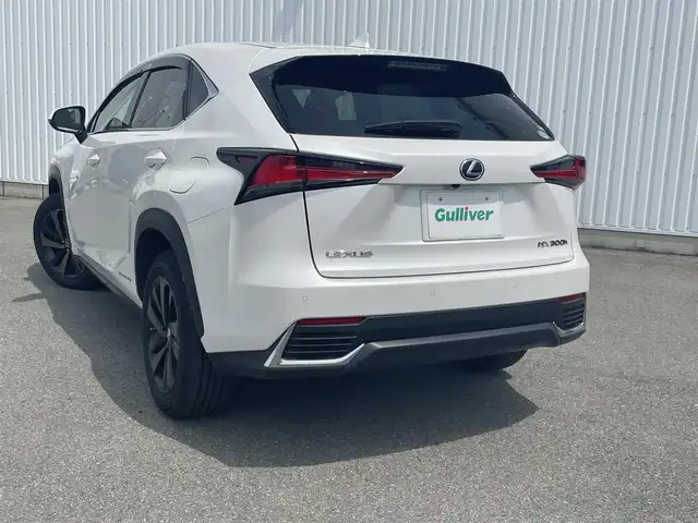 レクサス ＮＸ 300h バージョンL 福岡県 2020(令2)年 4.2万km ソニッククォーツ 黒革シート　メーカー純正ナビ　全周囲カメラ　ＰＣＳ　フルセグ　ハンズフリーパワーバックドア　ＬＴＡ　ＰＫＳＡ　シートヒーター　エアシート　ステアリングヒーター　パドルシフト　パワーシート　三眼ＬＥＤ