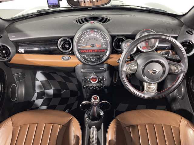 ＭＩＮＩ ミニ ロードスター ジョンクーパーワークス 沖縄県 2012(平24)年 5.4万km パール 禁煙車　/６ＭＴ　/タワーバー　/純正オーディオ　/（CD FM AM）/レザーシート/シートヒーター　/前方ドライブレコーダー　/純正アルミホイール　　/プッシュスタート　/ＨＩＤヘッドライト/横滑り防止装置/スペアキー