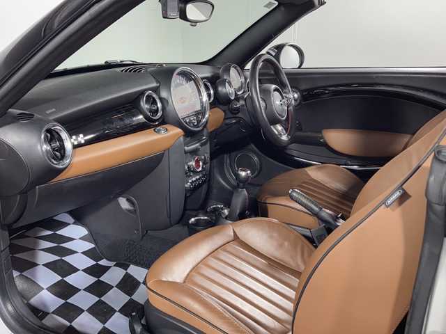 ＭＩＮＩ ミニ ロードスター ジョンクーパーワークス 沖縄県 2012(平24)年 5.4万km パール 禁煙車　/６ＭＴ　/タワーバー　/純正オーディオ　/（CD FM AM）/レザーシート/シートヒーター　/前方ドライブレコーダー　/純正アルミホイール　　/プッシュスタート　/ＨＩＤヘッドライト/横滑り防止装置/スペアキー