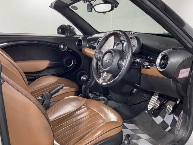 ＭＩＮＩ ミニ ロードスター ジョンクーパーワークス 沖縄県 2012(平24)年 5.4万km パール 禁煙車　/６ＭＴ　/タワーバー　/純正オーディオ　/（CD FM AM）/レザーシート/シートヒーター　/前方ドライブレコーダー　/純正アルミホイール　　/プッシュスタート　/ＨＩＤヘッドライト/横滑り防止装置/スペアキー