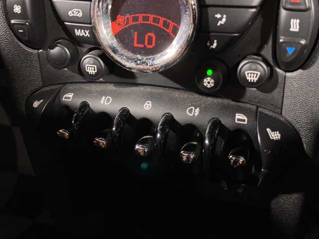 ＭＩＮＩ ミニ ロードスター ジョンクーパーワークス 沖縄県 2012(平24)年 5.4万km パール 禁煙車　/６ＭＴ　/タワーバー　/純正オーディオ　/（CD FM AM）/レザーシート/シートヒーター　/前方ドライブレコーダー　/純正アルミホイール　　/プッシュスタート　/ＨＩＤヘッドライト/横滑り防止装置/スペアキー