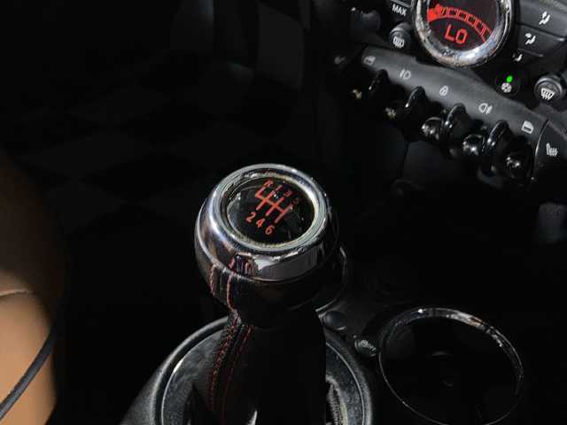 ＭＩＮＩ ミニ ロードスター ジョンクーパーワークス 沖縄県 2012(平24)年 5.4万km パール 禁煙車　/６ＭＴ　/タワーバー　/純正オーディオ　/（CD FM AM）/レザーシート/シートヒーター　/前方ドライブレコーダー　/純正アルミホイール　　/プッシュスタート　/ＨＩＤヘッドライト/横滑り防止装置/スペアキー