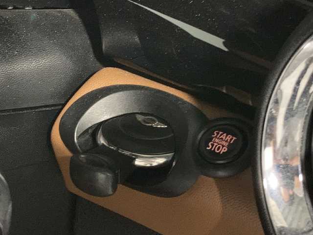 ＭＩＮＩ ミニ ロードスター ジョンクーパーワークス 沖縄県 2012(平24)年 5.4万km パール 禁煙車　/６ＭＴ　/タワーバー　/純正オーディオ　/（CD FM AM）/レザーシート/シートヒーター　/前方ドライブレコーダー　/純正アルミホイール　　/プッシュスタート　/ＨＩＤヘッドライト/横滑り防止装置/スペアキー