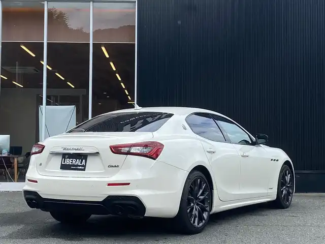 マセラティ マセラティ ギブリ S 福岡県 2020(令2)年 1.9万km ビアンコ アダプティブクルーズコントロール/ツーリングパッケージ/アシスタンスパッケージ/harman/kardon/純正ナビ/サラウンドビューカメラ/Bluetooth/フルセグTV/黒革シート/全席シートヒーター/パワーバックドア　/パドルシフト　/LEDヘッドライト/オートハイビーム/電動リアシェード/純正20インチアルミホイール/ETC