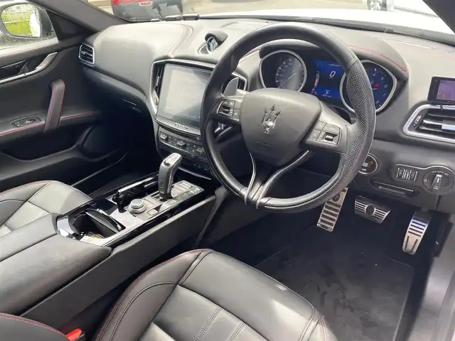 マセラティ マセラティ ギブリ S 福岡県 2020(令2)年 1.9万km ビアンコ アダプティブクルーズコントロール/ツーリングパッケージ/アシスタンスパッケージ/harman/kardon/純正ナビ/サラウンドビューカメラ/Bluetooth/フルセグTV/黒革シート/全席シートヒーター/パワーバックドア　/パドルシフト　/LEDヘッドライト/オートハイビーム/電動リアシェード/純正20インチアルミホイール/ETC