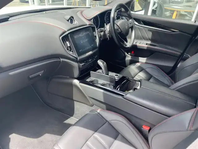 マセラティ マセラティ ギブリ S 福岡県 2020(令2)年 1.9万km ビアンコ アダプティブクルーズコントロール/ツーリングパッケージ/アシスタンスパッケージ/harman/kardon/純正ナビ/サラウンドビューカメラ/Bluetooth/フルセグTV/黒革シート/全席シートヒーター/パワーバックドア　/パドルシフト　/LEDヘッドライト/オートハイビーム/電動リアシェード/純正20インチアルミホイール/ETC