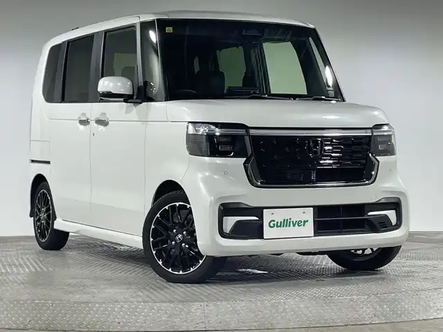 ホンダ Ｎ ＢＯＸ カスタム ターボ コーディネートS 神奈川県 2023(令5)年 1.8万km プラチナホワイトパール ターボ/ナビ装着スペシャルパッケージ/純正9型メモリーナビゲーション【LXU-242NBi】/フルセグ　CD DVD　AM FM MUSICRACK　Applecarplay　Androidauto　Bluetooth　USB　HDMI　iPod/バックカメラ/両側電動スライドドア【サンシェード】/ホンダセンシング/衝突軽減ブレーキ/歩行者事故低減ステアリング/標識認識機能/車線維持支援システム/オートハイビーム/後方誤発進抑制機能/パーキングセンサーシステム/先行車発進お知らせ機能/路外逸脱抑制機能/渋滞追従機能付アダブティブクルーズコントロール/誤発進抑制機能/近距離衝突軽減ブレーキ/前後パーキングセンサー/革巻きステアリング/パドルシフト/合皮コンビシート/前席シートヒーター/SOSコール/ビルトインETC/電動パーキングブレーキ/ブレーキオートホールド/ルーフコンソール/前席アクセサリーソケット/充電用USBタイプC端子/プッシュスタート/スマートキー/LEDヘッドライト/オートライト/LEDフロントフォグ/純正サイド/リアスポイラー/純正15インチアルミホイール