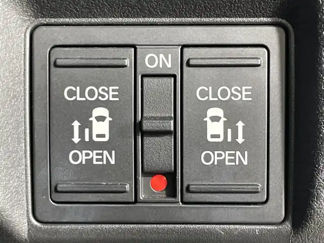 ホンダ Ｎ ＢＯＸ カスタム ターボ コーディネートS 神奈川県 2023(令5)年 1.8万km プラチナホワイトパール ターボ/ナビ装着スペシャルパッケージ/純正9型メモリーナビゲーション【LXU-242NBi】/フルセグ　CD DVD　AM FM MUSICRACK　Applecarplay　Androidauto　Bluetooth　USB　HDMI　iPod/バックカメラ/両側電動スライドドア【サンシェード】/ホンダセンシング/衝突軽減ブレーキ/歩行者事故低減ステアリング/標識認識機能/車線維持支援システム/オートハイビーム/後方誤発進抑制機能/パーキングセンサーシステム/先行車発進お知らせ機能/路外逸脱抑制機能/渋滞追従機能付アダブティブクルーズコントロール/誤発進抑制機能/近距離衝突軽減ブレーキ/前後パーキングセンサー/革巻きステアリング/パドルシフト/合皮コンビシート/前席シートヒーター/SOSコール/ビルトインETC/電動パーキングブレーキ/ブレーキオートホールド/ルーフコンソール/前席アクセサリーソケット/充電用USBタイプC端子/プッシュスタート/スマートキー/LEDヘッドライト/オートライト/LEDフロントフォグ/純正サイド/リアスポイラー/純正15インチアルミホイール