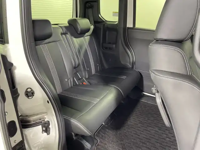 ホンダ Ｎ ＢＯＸ カスタム ターボ コーディネートS 神奈川県 2023(令5)年 1.8万km プラチナホワイトパール ターボ/ナビ装着スペシャルパッケージ/純正9型メモリーナビゲーション【LXU-242NBi】/フルセグ　CD DVD　AM FM MUSICRACK　Applecarplay　Androidauto　Bluetooth　USB　HDMI　iPod/バックカメラ/両側電動スライドドア【サンシェード】/ホンダセンシング/衝突軽減ブレーキ/歩行者事故低減ステアリング/標識認識機能/車線維持支援システム/オートハイビーム/後方誤発進抑制機能/パーキングセンサーシステム/先行車発進お知らせ機能/路外逸脱抑制機能/渋滞追従機能付アダブティブクルーズコントロール/誤発進抑制機能/近距離衝突軽減ブレーキ/前後パーキングセンサー/革巻きステアリング/パドルシフト/合皮コンビシート/前席シートヒーター/SOSコール/ビルトインETC/電動パーキングブレーキ/ブレーキオートホールド/ルーフコンソール/前席アクセサリーソケット/充電用USBタイプC端子/プッシュスタート/スマートキー/LEDヘッドライト/オートライト/LEDフロントフォグ/純正サイド/リアスポイラー/純正15インチアルミホイール