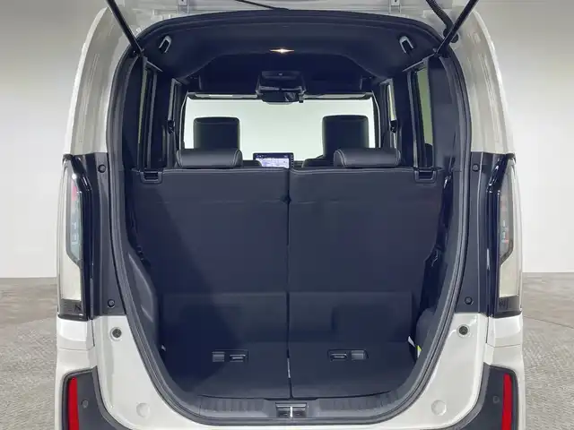 ホンダ Ｎ ＢＯＸ カスタム ターボ コーディネートS 神奈川県 2023(令5)年 1.8万km プラチナホワイトパール ターボ/ナビ装着スペシャルパッケージ/純正9型メモリーナビゲーション【LXU-242NBi】/フルセグ　CD DVD　AM FM MUSICRACK　Applecarplay　Androidauto　Bluetooth　USB　HDMI　iPod/バックカメラ/両側電動スライドドア【サンシェード】/ホンダセンシング/衝突軽減ブレーキ/歩行者事故低減ステアリング/標識認識機能/車線維持支援システム/オートハイビーム/後方誤発進抑制機能/パーキングセンサーシステム/先行車発進お知らせ機能/路外逸脱抑制機能/渋滞追従機能付アダブティブクルーズコントロール/誤発進抑制機能/近距離衝突軽減ブレーキ/前後パーキングセンサー/革巻きステアリング/パドルシフト/合皮コンビシート/前席シートヒーター/SOSコール/ビルトインETC/電動パーキングブレーキ/ブレーキオートホールド/ルーフコンソール/前席アクセサリーソケット/充電用USBタイプC端子/プッシュスタート/スマートキー/LEDヘッドライト/オートライト/LEDフロントフォグ/純正サイド/リアスポイラー/純正15インチアルミホイール