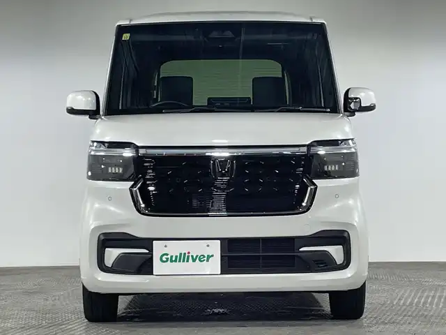 ホンダ Ｎ ＢＯＸ カスタム ターボ コーディネートS 神奈川県 2023(令5)年 1.8万km プラチナホワイトパール ターボ/ナビ装着スペシャルパッケージ/純正9型メモリーナビゲーション【LXU-242NBi】/フルセグ　CD DVD　AM FM MUSICRACK　Applecarplay　Androidauto　Bluetooth　USB　HDMI　iPod/バックカメラ/両側電動スライドドア【サンシェード】/ホンダセンシング/衝突軽減ブレーキ/歩行者事故低減ステアリング/標識認識機能/車線維持支援システム/オートハイビーム/後方誤発進抑制機能/パーキングセンサーシステム/先行車発進お知らせ機能/路外逸脱抑制機能/渋滞追従機能付アダブティブクルーズコントロール/誤発進抑制機能/近距離衝突軽減ブレーキ/前後パーキングセンサー/革巻きステアリング/パドルシフト/合皮コンビシート/前席シートヒーター/SOSコール/ビルトインETC/電動パーキングブレーキ/ブレーキオートホールド/ルーフコンソール/前席アクセサリーソケット/充電用USBタイプC端子/プッシュスタート/スマートキー/LEDヘッドライト/オートライト/LEDフロントフォグ/純正サイド/リアスポイラー/純正15インチアルミホイール