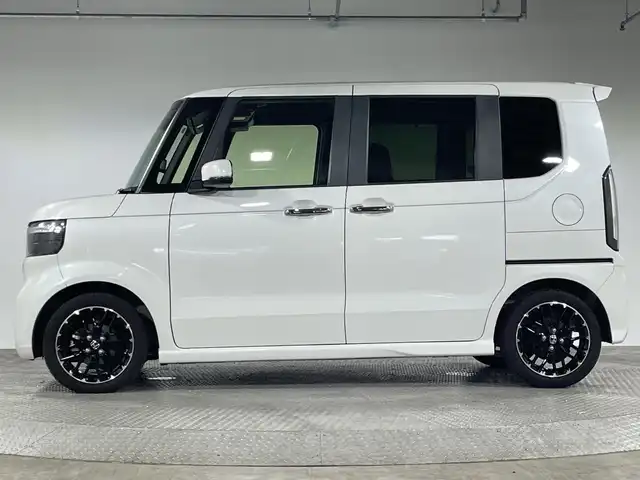 ホンダ Ｎ ＢＯＸ カスタム ターボ コーディネートS 神奈川県 2023(令5)年 1.8万km プラチナホワイトパール ターボ/ナビ装着スペシャルパッケージ/純正9型メモリーナビゲーション【LXU-242NBi】/フルセグ　CD DVD　AM FM MUSICRACK　Applecarplay　Androidauto　Bluetooth　USB　HDMI　iPod/バックカメラ/両側電動スライドドア【サンシェード】/ホンダセンシング/衝突軽減ブレーキ/歩行者事故低減ステアリング/標識認識機能/車線維持支援システム/オートハイビーム/後方誤発進抑制機能/パーキングセンサーシステム/先行車発進お知らせ機能/路外逸脱抑制機能/渋滞追従機能付アダブティブクルーズコントロール/誤発進抑制機能/近距離衝突軽減ブレーキ/前後パーキングセンサー/革巻きステアリング/パドルシフト/合皮コンビシート/前席シートヒーター/SOSコール/ビルトインETC/電動パーキングブレーキ/ブレーキオートホールド/ルーフコンソール/前席アクセサリーソケット/充電用USBタイプC端子/プッシュスタート/スマートキー/LEDヘッドライト/オートライト/LEDフロントフォグ/純正サイド/リアスポイラー/純正15インチアルミホイール