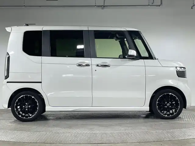 ホンダ Ｎ ＢＯＸ カスタム ターボ コーディネートS 神奈川県 2023(令5)年 1.8万km プラチナホワイトパール ターボ/ナビ装着スペシャルパッケージ/純正9型メモリーナビゲーション【LXU-242NBi】/フルセグ　CD DVD　AM FM MUSICRACK　Applecarplay　Androidauto　Bluetooth　USB　HDMI　iPod/バックカメラ/両側電動スライドドア【サンシェード】/ホンダセンシング/衝突軽減ブレーキ/歩行者事故低減ステアリング/標識認識機能/車線維持支援システム/オートハイビーム/後方誤発進抑制機能/パーキングセンサーシステム/先行車発進お知らせ機能/路外逸脱抑制機能/渋滞追従機能付アダブティブクルーズコントロール/誤発進抑制機能/近距離衝突軽減ブレーキ/前後パーキングセンサー/革巻きステアリング/パドルシフト/合皮コンビシート/前席シートヒーター/SOSコール/ビルトインETC/電動パーキングブレーキ/ブレーキオートホールド/ルーフコンソール/前席アクセサリーソケット/充電用USBタイプC端子/プッシュスタート/スマートキー/LEDヘッドライト/オートライト/LEDフロントフォグ/純正サイド/リアスポイラー/純正15インチアルミホイール
