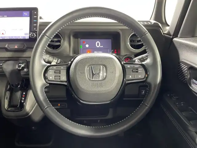 ホンダ Ｎ ＢＯＸ カスタム ターボ コーディネートS 神奈川県 2023(令5)年 1.8万km プラチナホワイトパール ターボ/ナビ装着スペシャルパッケージ/純正9型メモリーナビゲーション【LXU-242NBi】/フルセグ　CD DVD　AM FM MUSICRACK　Applecarplay　Androidauto　Bluetooth　USB　HDMI　iPod/バックカメラ/両側電動スライドドア【サンシェード】/ホンダセンシング/衝突軽減ブレーキ/歩行者事故低減ステアリング/標識認識機能/車線維持支援システム/オートハイビーム/後方誤発進抑制機能/パーキングセンサーシステム/先行車発進お知らせ機能/路外逸脱抑制機能/渋滞追従機能付アダブティブクルーズコントロール/誤発進抑制機能/近距離衝突軽減ブレーキ/前後パーキングセンサー/革巻きステアリング/パドルシフト/合皮コンビシート/前席シートヒーター/SOSコール/ビルトインETC/電動パーキングブレーキ/ブレーキオートホールド/ルーフコンソール/前席アクセサリーソケット/充電用USBタイプC端子/プッシュスタート/スマートキー/LEDヘッドライト/オートライト/LEDフロントフォグ/純正サイド/リアスポイラー/純正15インチアルミホイール