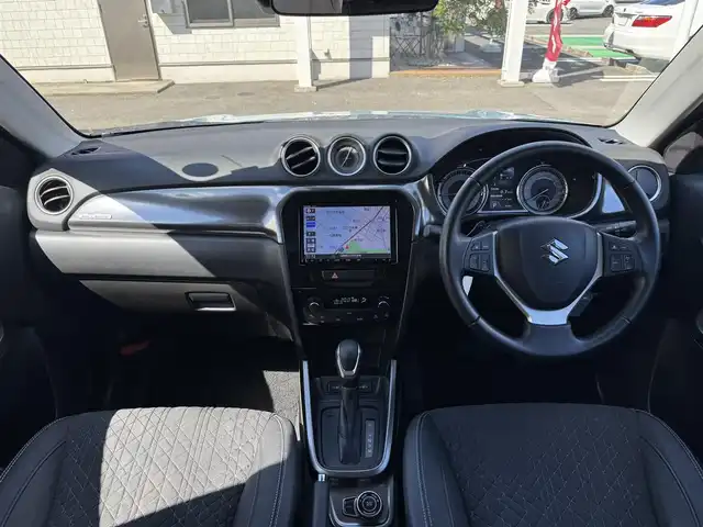 スズキ エスクード 三重県 2022(令4)年 0.6万km アイスグレーイッシュブルーメタリック/ブラック 2トーンルーフ ブラック2トーンルーフ/ブラックドアミラー/セーフティサポート/アイドリングストップ/純正8インチメモリナビ・地デジTV/・DVD/CD/・Bluetooth/レーダークルーズコントロール/車線逸脱警報機能/ブラインドスポットモニター/ホワイトステッチ入革/幾何学調エンボス入スエード調コンビシート/前席シートヒーター/純正17インチ5本ツインスポークアルミホイール/ルーフレール/ブルー加飾付LEDヘッドランプ/・オートライト/オートマチックハイビーム/LEDフロントフォグランプ/プッシュエンジンスタート/スマートキー×2